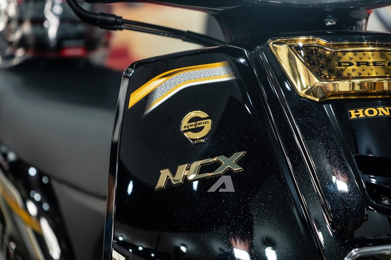 Điểm khác biệt ở phần yếm trước xuất hiện ốp vàng kiểu mới